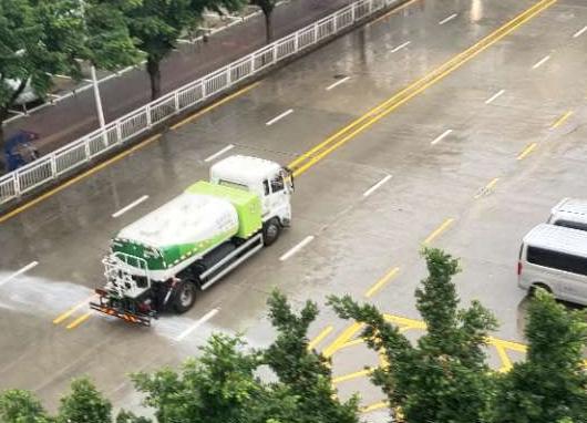 灑水車(chē)在下雨天還作業(yè)？沙井街道回應(yīng)：效果更佳